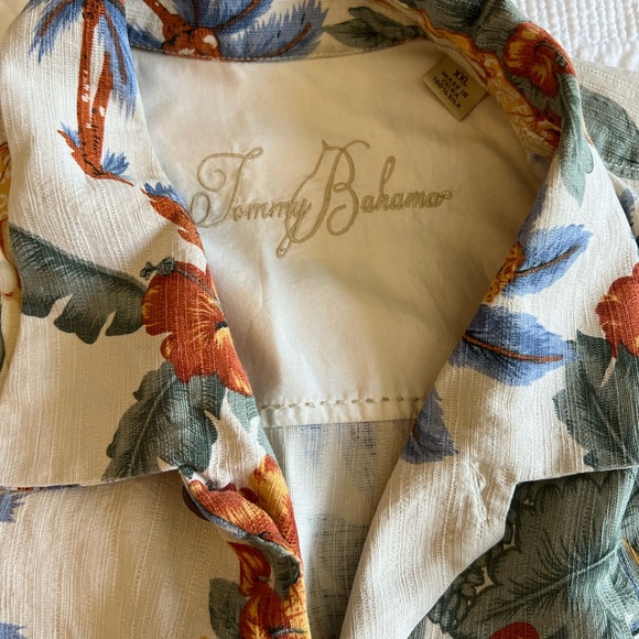 Short sleeve Tommy Bahama shirt- perfect for your next beach vacation! Size XXL - Picture 2 of 3
